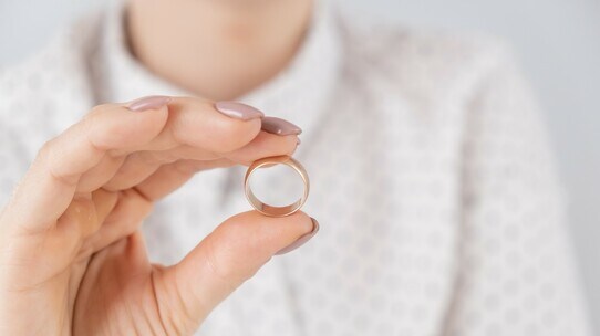カナダで需要高まる〈離婚コーチ〉とは?…弁護士費用1時間「約5万〜6万円」と比較したその「費用」と“意外なサービス内容”