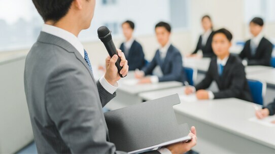 【2択問題】ちょっと考えてみて…〈Q.若手社員のプレゼンが不十分だった…どう注意する?〉⇒どちらを選ぶ?具体的に指摘する or まずは褒める(組織開発専門家が出題)