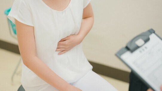 「食後の腹痛」は要注意…意外と怖い胆石、発症しやすい人の特徴とその治療法【医師が解説】