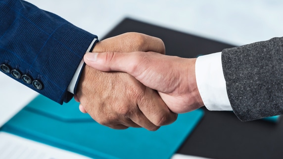 30年後、収益に1億円以上の差「9,000万円を借金→不動産投資に挑戦」した人、「自分の手持ちで投資」した人の違い【専門家がシミュレーションして解説】