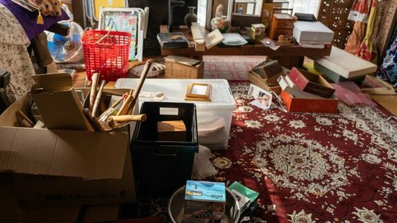 「まさか家じゅうに…」年金13万円・資産5,000万円、一人暮らしの88歳祖母のもとへ帰省。夏休み中の孫を連れた51歳娘が慌てふためいた〈実家の現実〉