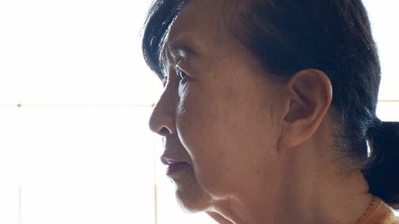 自由に使える年金は〈月2万円〉ぽっち…居間から聞こえる笑い声に増す寂しさ。息子一家と同居する76歳母が「孤独死の不安」に震える夜