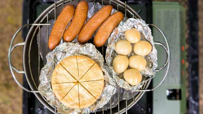 キャンプで燻製に挑戦！必要なアイテムや手順、おすすめの食材を紹介【キャンプ飯研究家監修】