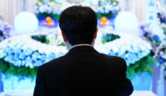「無性に怖くなりました」…資産1.2億円突破も住まいは〈築35年・家賃6.8万円〉のアパート暮らし。42歳会社員の人生観を変えた「上司のお通夜」