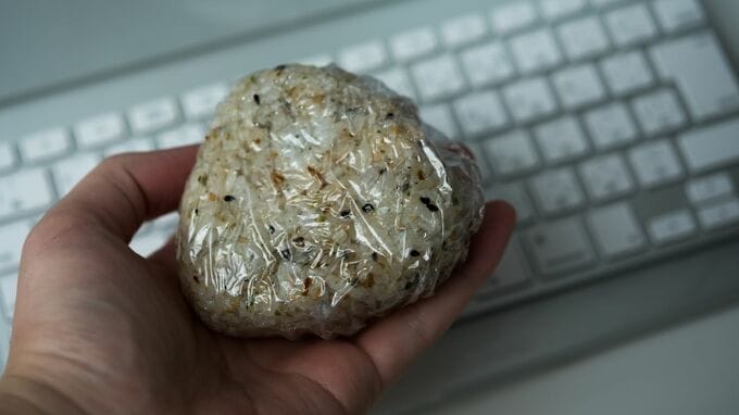 「ハハッ、老後の夢は、散りました……。」〈年収650万円〉〈小遣い月3万円〉〈昼飯はふりかけおにぎり2個〉64歳倹約夫、“苦行のサラリーマン生活終了”まで残り1年…どんでん返しの「妻の一言」【FPが解説】