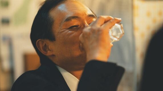 全財産を失っちゃいました…月収77万円の44歳課長、LINEの画面をみつめて絶望。きっかけは「旧友との再会、新宿の繁華街で」【弁護士が解説】