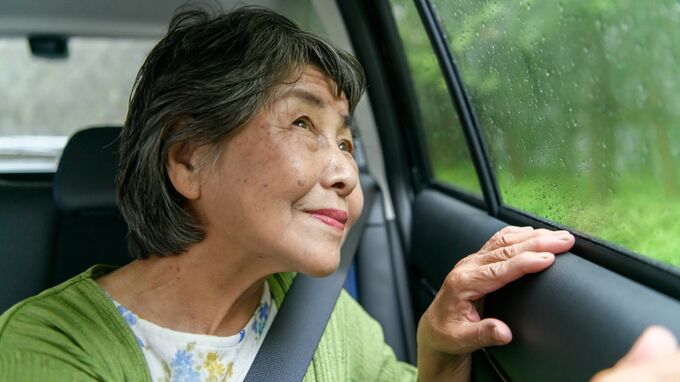 年金15万円の72歳・独居の母〈サ高住〉へ入居も3ヵ月で逃げ出す。自宅に出戻った母が明かした逃亡理由に長男、衝撃【FPが解説】
