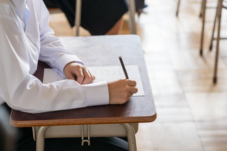 対面の「温かさ」を主張する声も多い