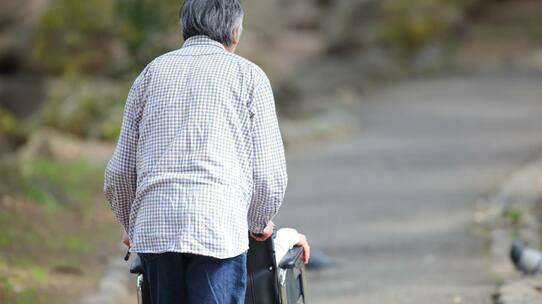 「認知症にはいくつもの種類がある」4種別チェックリスト…“返答が遅い”“怒りっぽい”など
