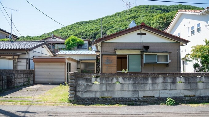 腐敗進む相続不動産に「放置するしかない」…空き家問題「深刻化の実態」