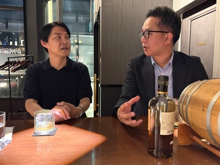 「お酒の美術館」銀座店にて、今後の打ち合わせをする（左から）K氏と松尾氏