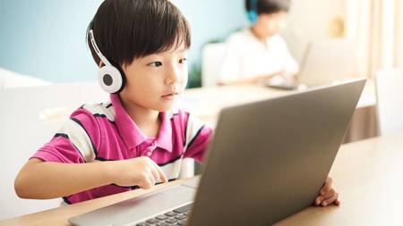 1人1台の時代へ（※画像はイメージです／PIXTA)