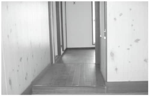 こちらもよくわるパターンで、「変わったクロスを」てことで、木目調のクロスを自分で張って自らの手で自分の物件をアンバランスに…