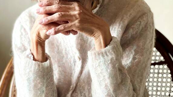 66歳・元サラリーマン夫の突然死…65歳・子のない専業主婦、衝撃の遺族年金額に号泣「どうしよう、私ひとりでは生きていけない」