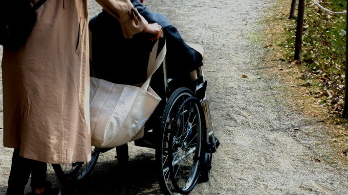 コンビニでチョコを買うことすらためらう…年収400万円弱・47歳バツイチ女性が直面する、母の介護と資産形成のジレンマ