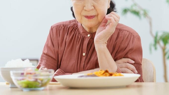 「頼れるのはお母さんだけなの」娘の訴えに戸惑い。〈年金月15万円〉の母、続く「教育費支援」に限界を感じた瞬間