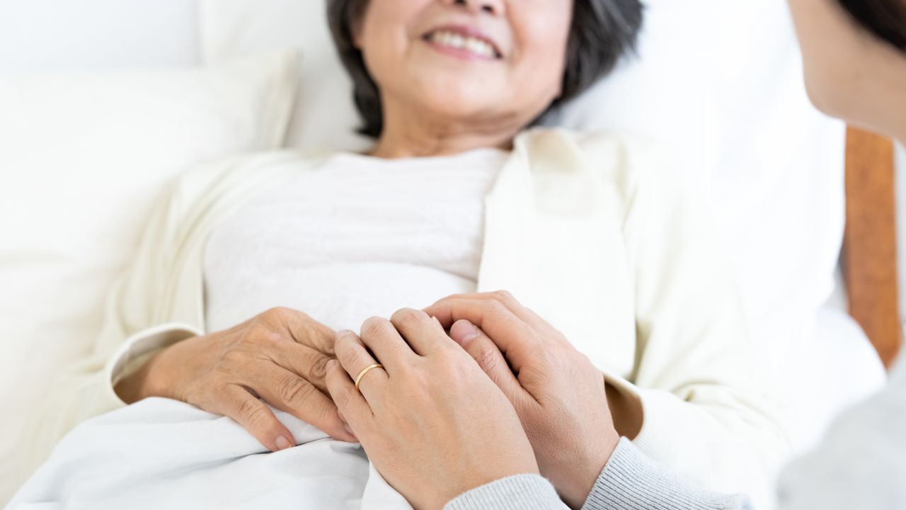 家で看取ると決めた、その日から…「月収25万円・55歳嫁」の告白。壮絶な「義母の在宅介護」を振り返り、それでも笑顔のワケ