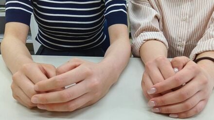 話を伺った教員歴4年の白石佐紀さん（仮名）と教員歴3年の福井奈津さん