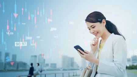 スマホを見て微笑む女性