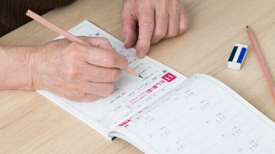 毎回、娘の説教「この年でドリルをやらされる」高齢女性の嘆き