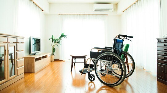 「介護のために仕事を辞める」どうして問題なのか?【在宅医が解説】