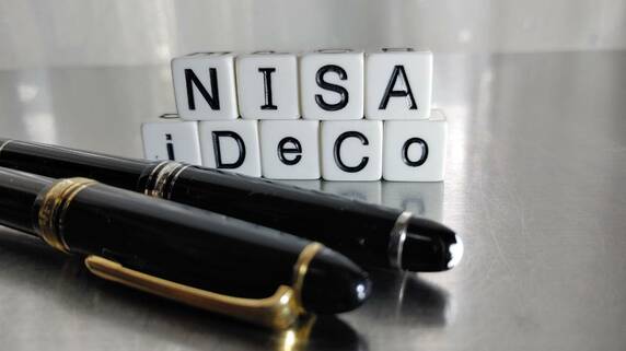 iDeCoとNISA、どちらを選ぶべきか?それとも併用?…判断の目安
