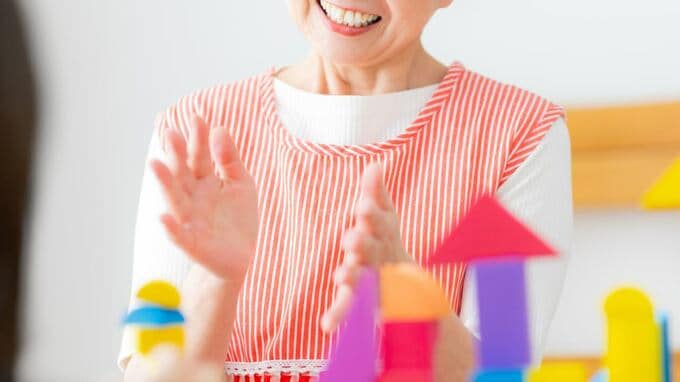 「月曜日が待ち遠しいなんて…」71歳母、土日のたびに孫2人を預かって半年…娘夫婦を助け続けた末の“本音”