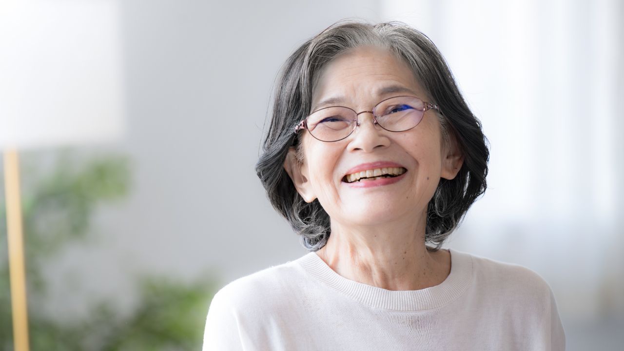 「私、子どもたちに嘘をついているんです」年金月12万円・市営団地に住む72歳女性、月1回の贅沢「回転ずし」8皿平らげた後に明かした「お金がない」と言い続ける理由