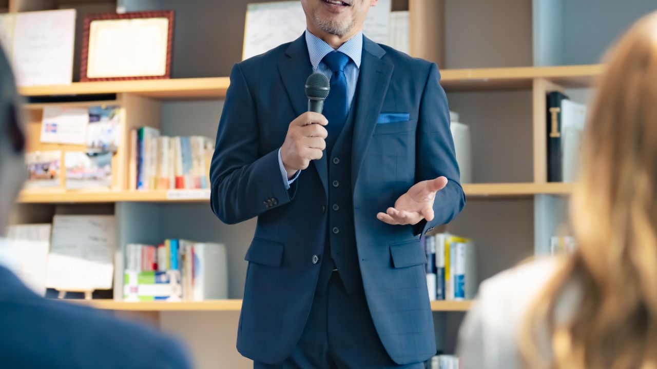 「後出しジャンケンやないか！」アナリストの“株価予想”は信じない。〈億り人〉になった“じゃない方”芸人が、投資判断で絶対的な信頼を置く「職業の正体」