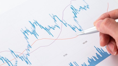 本来なら、下げ相場は投資家にとってピンチな状態だが、売りの知識を身につければ、逆にチャンスに変えることも可能だという。（※写真はイメージです／PIXTA）