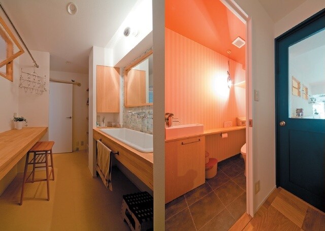 （左）服を洗う、手を洗う、服をたたむ家事動線。（右）ドアとドアが喧嘩しない。引き戸とドアの関係。