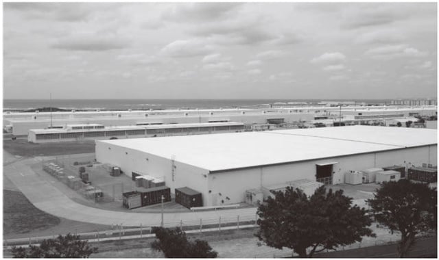 牧港補給地区は、浦添市の国道58号から西側の海岸までの南北3㎞、東西1㎞に及ぶ広大な兵站補給基地。同施設は那覇新港や卸商業団地が所在する西海岸と国道58号に囲まれ、中南部の要路に位置するなど、地元浦添市をはじめ沖縄県の振興開発にとって重要な空間を占めている。