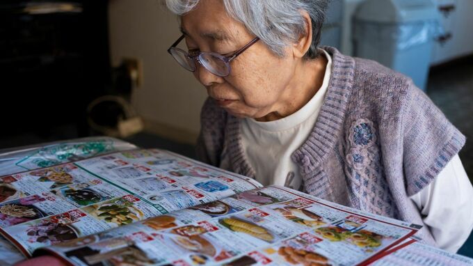 後生大事にお墓まで持っていってください…次男から突きつけられた“決別”の言葉。「年金18万円・貯金1.2億円」の79歳母が、執着したお金と引き換えに得た「老後の虚無」【FPが解説】