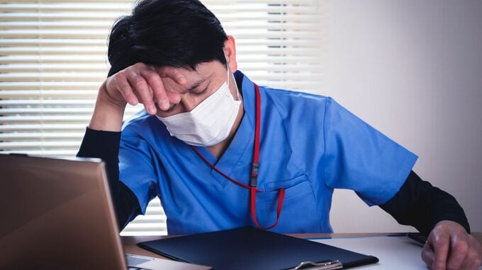 看護師なのに、夜勤手当は「ヘルパー扱い」。タイムカード打刻後は「自己勉強」と書かされ、残業代ゼロ…あまりに悪質な悪質な職場から、未払い賃金を回収する方法【弁護士が助言】