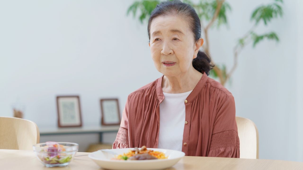 贅沢は不要です。入居金10万円のお手頃サ高住、待っていたのは〈冷凍ハンバーグの悪夢〉と〈色目使い・武勇伝おじいさん〉…年金23万円・77歳母の「引っ越したい」を阻む“娘の冷たい本音”【CFPが解説】