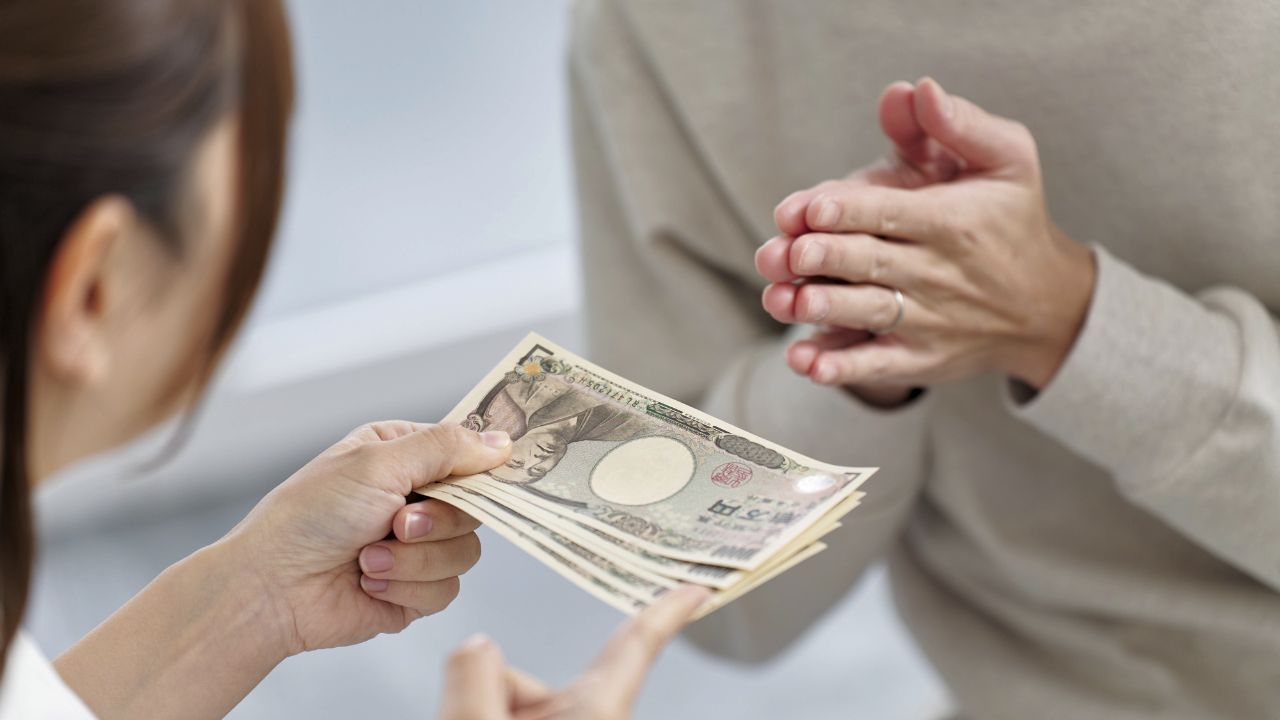 「お小遣い制をやめたい」…〈手取り月42万円〉〈結婚以来21年小遣い月3万円〉の57歳夫が切り出した“財布別制”。58歳・パート妻が返した正論
