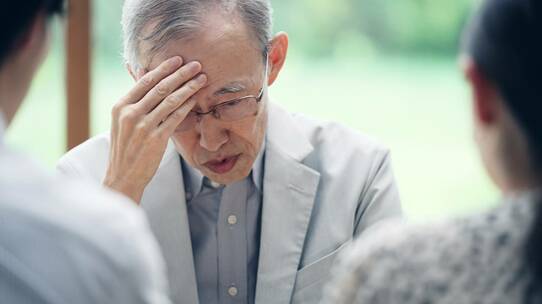 80歳・男性の次男夫婦…1人暮らしが危うい親に「老人ホーム」を勧めたいが、どう切り出す?