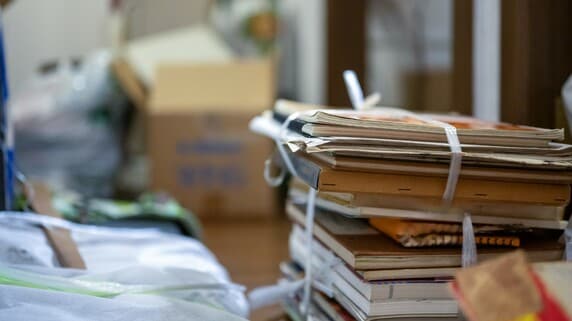 「お母さん、何これ…？」＜年金18万円＞75歳母の家で、頭が真っ白になった45歳娘。築45年の実家に「ゴミ屋敷の予兆」と、渡された“絶望のメモ”