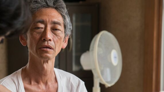 熱中症で死んだ「年金15万円・72歳父」…月収28万円・36歳会社員息子、遺品整理で「年30万円の仕送り」を悔やんだワケ。カビの生えた通帳に記された「衝撃の数字」【FPの助言】