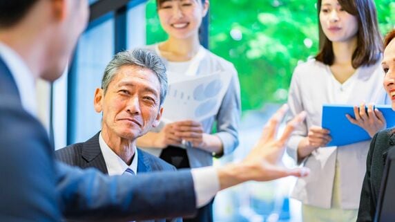 まだまだ年金増やすぞ！…年金を受け取りながら65歳を超えても働く会社員。「月収51万円」を超えた途端、年金が減額されたワケ【FPが解説】