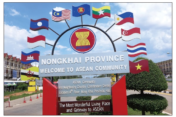 AECを待ち望む看板やモニュメントが、メコン各国の国境で見られる