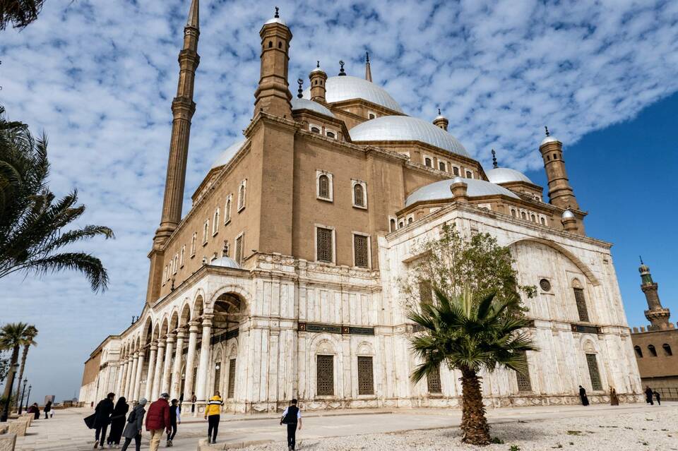カイロにあるムハンマド・アリ・モスク。巨大なドームとミナレットが荘厳な雰囲気