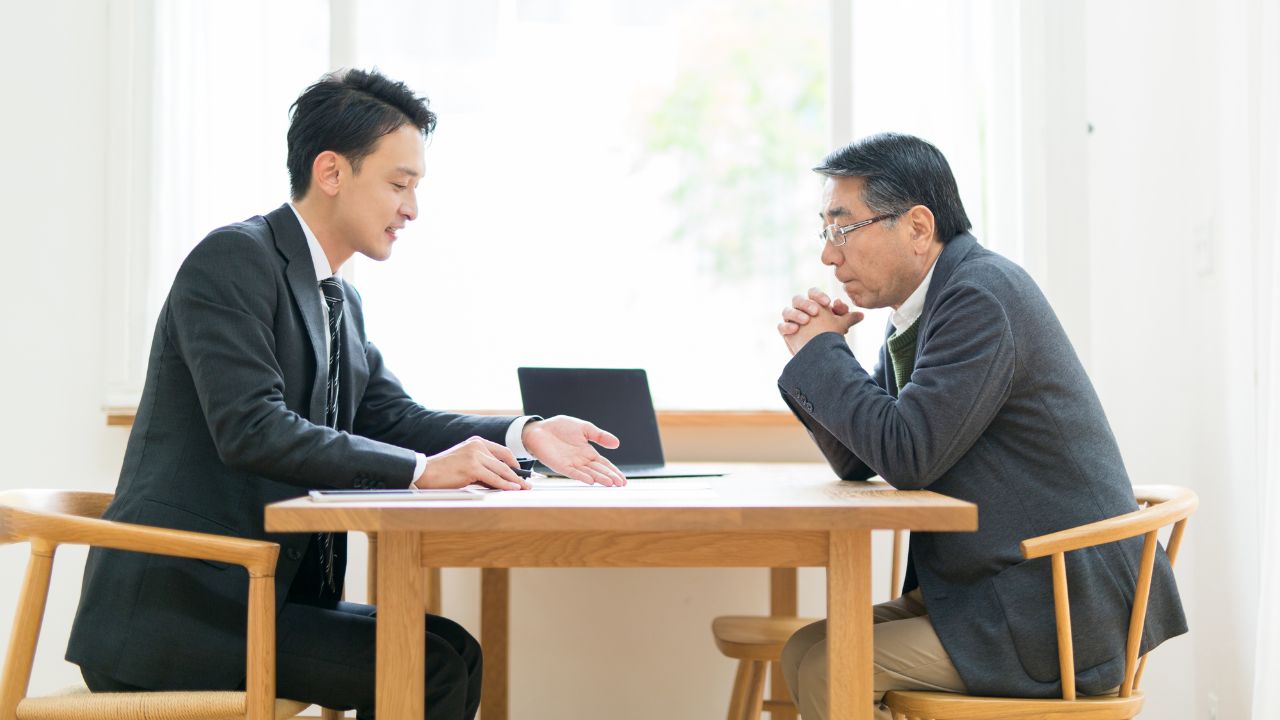 毎日が日曜なんて最高だな！〈年金15万円〉65歳リタイア男性、趣味は家庭菜園、自炊を徹底…節約を心がけていたはずが、老後を崩壊させる「親切な訪問者」の正体