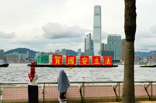  香港国家安全法の制定を祝う船がビクトリアハーバーを進んでいる光景、2020年7月1日、筆者撮影