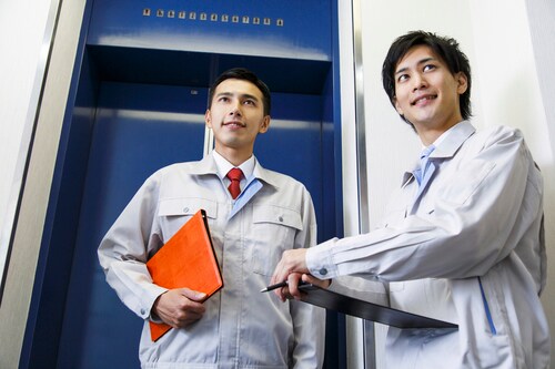 「この部品はもう取り扱いが無いので、エレベーターごと交換したほうがいいですね」…衝撃の額が提示される!? （画像はイメージです／PIXTA）