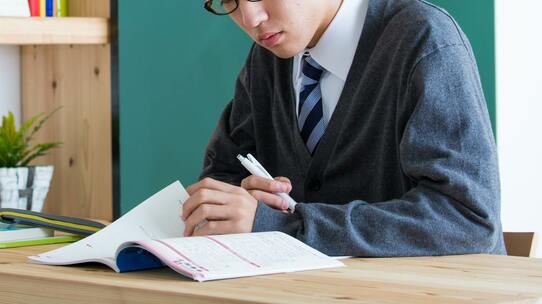 【医学部】「得意科目を極めて得点源にする」vs.「苦手科目を平均点まで伸ばす」…合格可能性が高いのは、意外にも