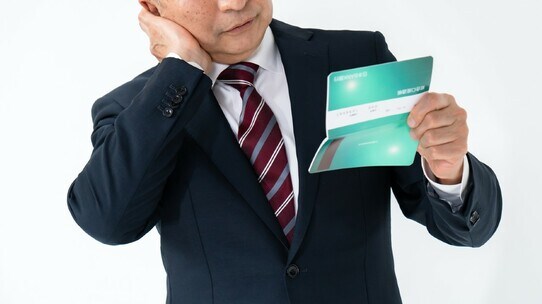 大幅に人員削減?正社員の平均給与「496万円」だが…「銀行員」の給与事情