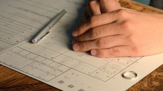 「あなた、お疲れさまでした。離婚してください」…〈貯蓄5,000万円〉〈年金月17万円〉65歳夫の穏やかな老後が一変。原因は40年前の「産後の恨み」【CFPの助言】