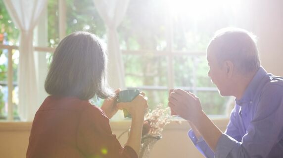 年金18万円の70代おしどり夫婦、“自宅を売って”老人ホーム入居。42歳長男が激高も…夫婦は「毎日楽しいです」と優雅にティータイムを過ごすワケ【FPの助言】