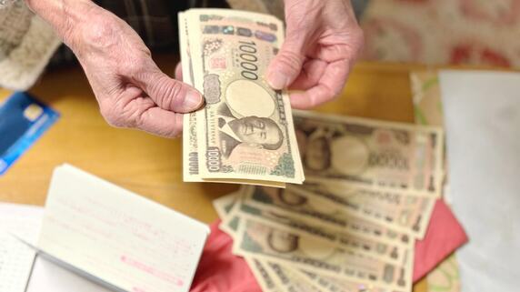 「私には秘密の収入があるの」〈年金月8万円・79歳母〉毎月34万円を生み出していた"資産の正体"
